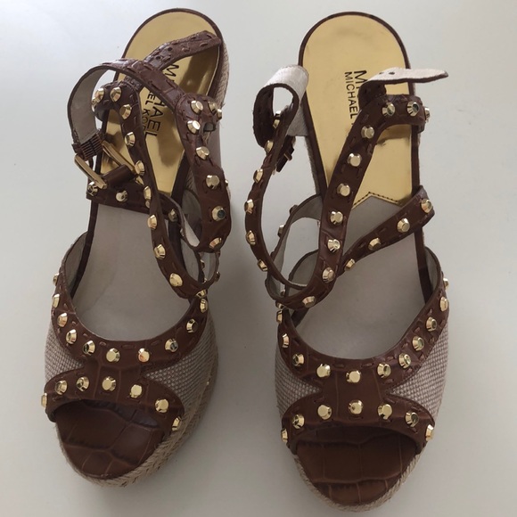 MICHAEL Michael Kors straw and gold stud wedges - Picture 1 of 8